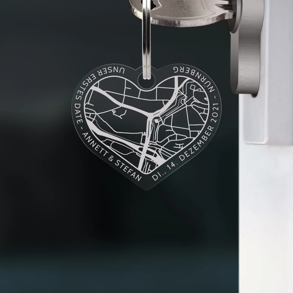 Personalisierter Acrylglas Schlüsselanhänger als Herz - Kartenadresse